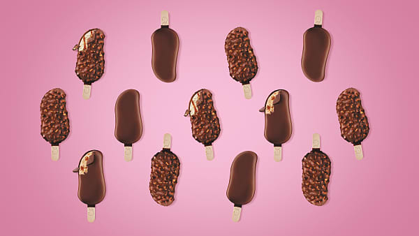 haagen-dazs-stickbars-on-pink-background